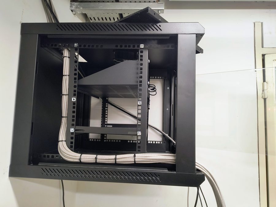 Rack de datos con cableado estructurado ordenado y etiquetado