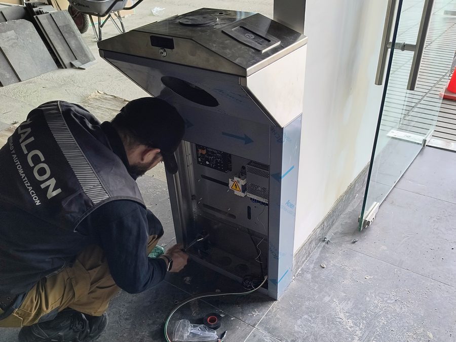 Técnico ZALCON instalando un torniquete de control de acceso en el hall de un edificio en construcción